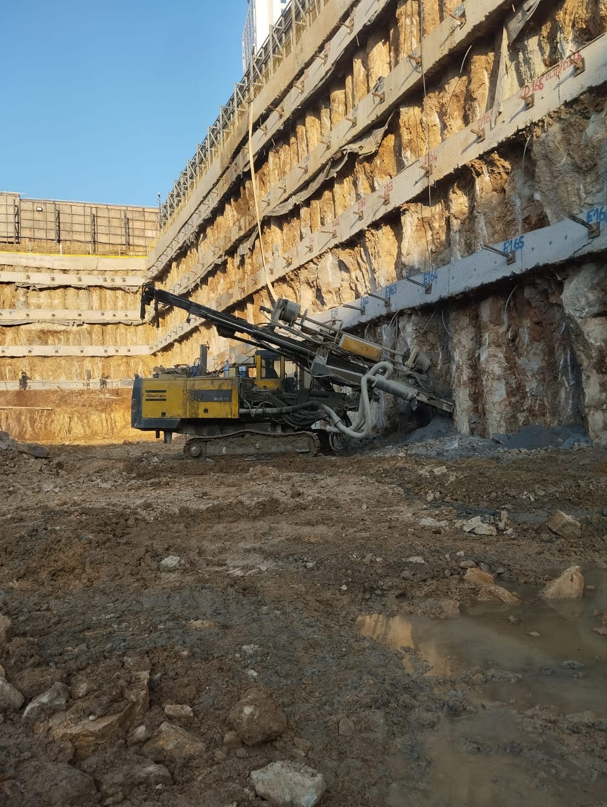 Çok sıralı ankrajlı iksa perdesinde ankraj delgi çalışması