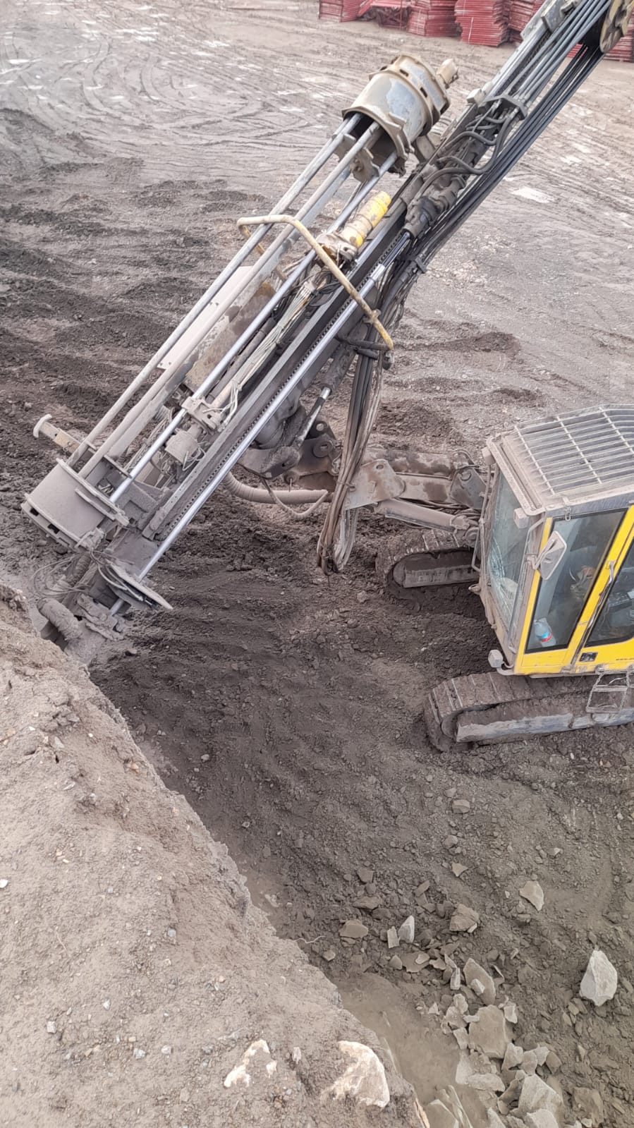 Şantiye sahasında ankraj delgi makinesi konumlandırması