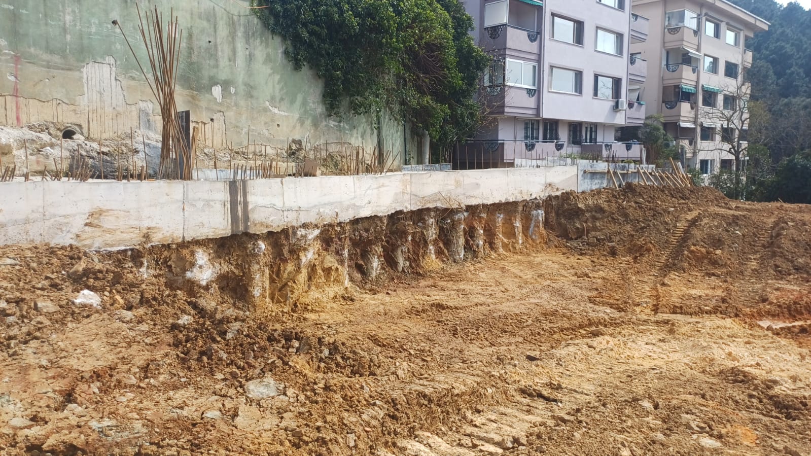 Fore kazık perdesi üzerinde başlık kirişi imalatı tamamlanmış saha