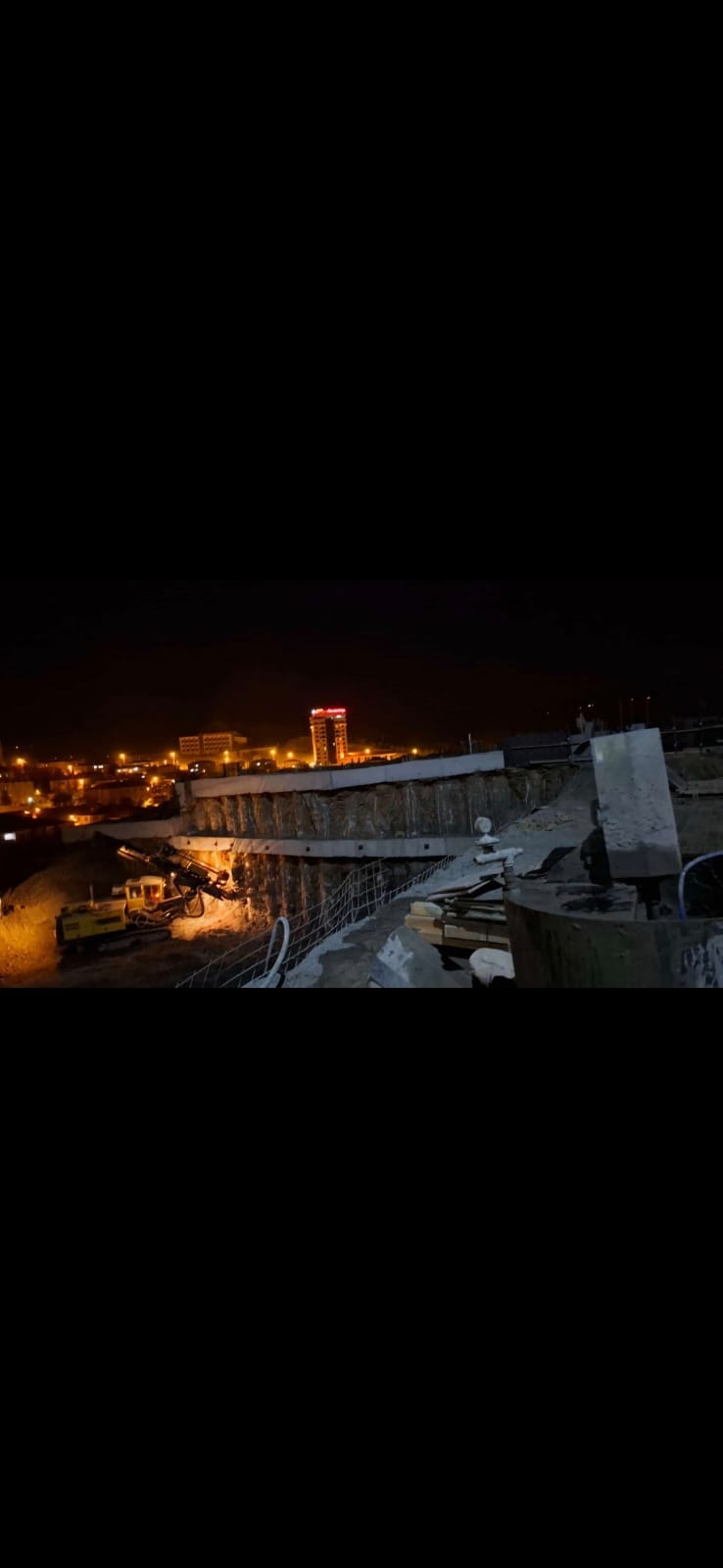 Gece vardiyasında sürdürülen ankrajlı iksa perdesi çalışması