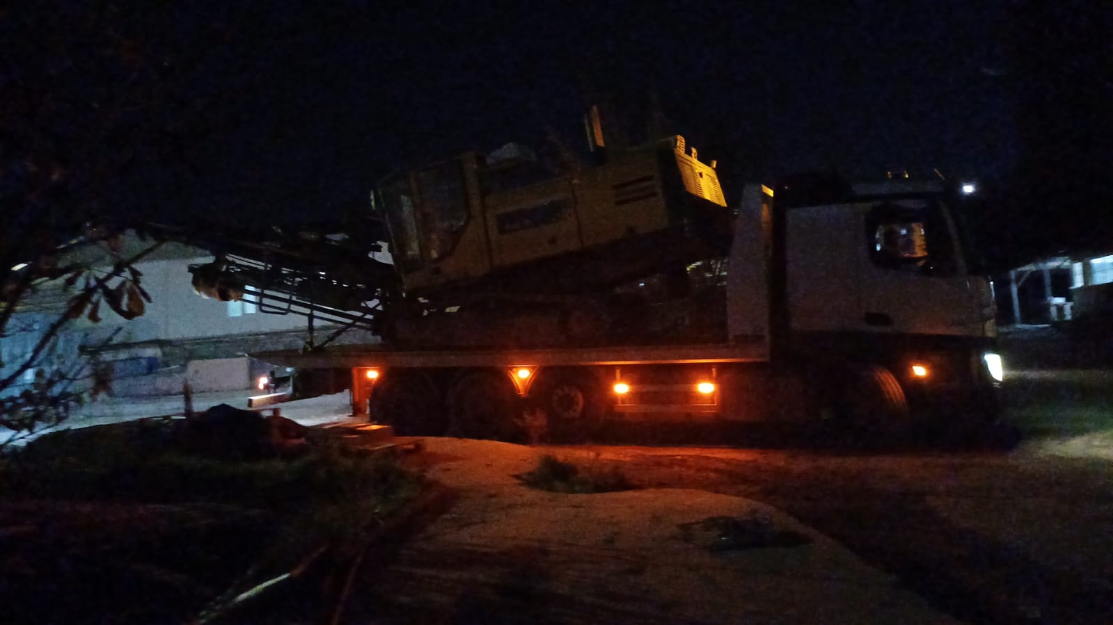 Gece saatlerinde makine nakliyesi ve şantiye mobilizasyonu